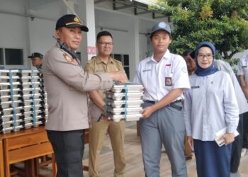 Dukung Ketahanan Gizi, Polsek Banyuresmi Ikut Launching MBG 1.250 Paket di SMA 25 Garut