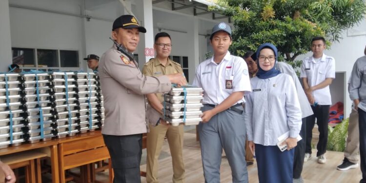 Dukung Ketahanan Gizi, Polsek Banyuresmi Ikut Launching MBG 1.250 Paket di SMA 25 Garut
