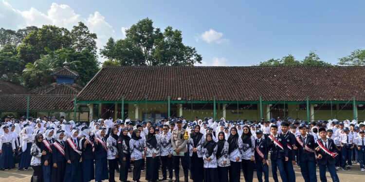 Polsek Banjarwangi Sosialisasikan Maklumat Kapolda Jabar kepada Siswa SMPN 1 Banjarwangi