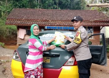 Polsek Malangbong Gelar Penjualan Beras Bulog SPHP dalam Gerakan Pangan Murah Polres Garut