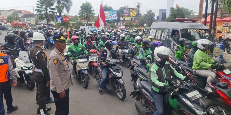 Ribuan Driver Online Gelar Aksi Damai, Polres Garut Lakukan Pengamanan Humanis