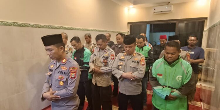 Kapolsek Bojonggede AKP Abdullah Safiih SH Laksanakan Sholat Ghaib untuk Almarhum Affan Kurniawan