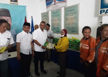 Anggota DPR RI F-PAN Mohammad Hatta Berbagi Beras Kepada Driver Ojol