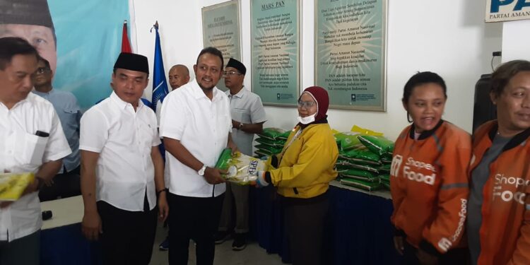 Anggota DPR RI F-PAN Mohammad Hatta Berbagi Beras Kepada Driver Ojol