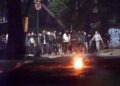 Serangan bom molotov oleh sekelompok orang berpakaian hitam yang diduga kelompok anarko memicu polisi yang berjaga di kampus Unisba menembakkan gas air mata. (KM)