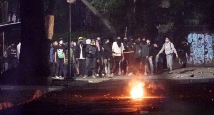 Gas Air Mata di Kampus Unisba Dipicu Lemparan Molotov Kelompok Anarko