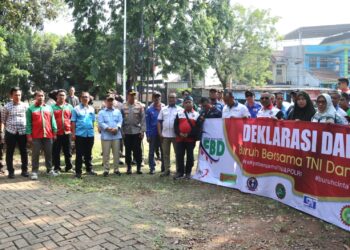 Wali Kota dan Kapolres Metro Depok Bersama Buruh Canangkan Deklarasi Damai dan Bersihkan Pos Lantas yang Dirusak