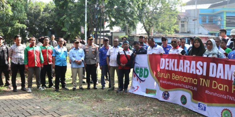 Wali Kota dan Kapolres Metro Depok Bersama Buruh Canangkan Deklarasi Damai dan Bersihkan Pos Lantas yang Dirusak
