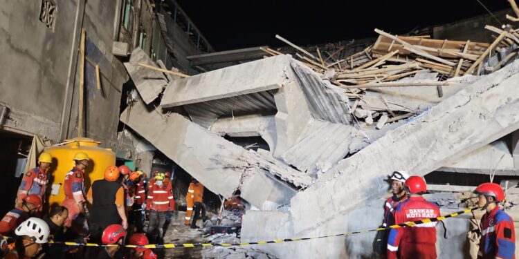 Upaya Evakuasi Korban Reruntuhan Ponpes Al Khozyni, 91 Orang Diperkirakan Masih Tertimbun