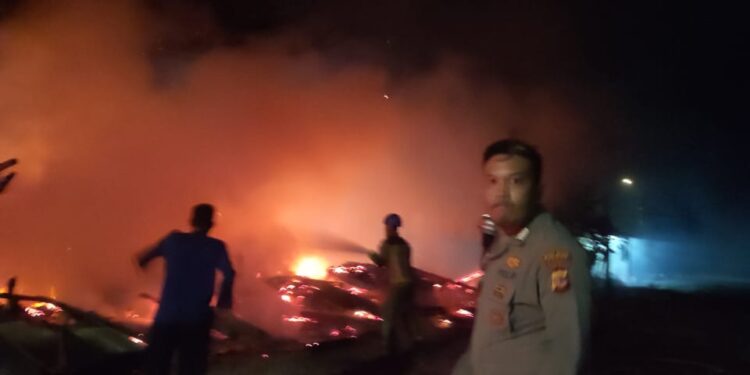 Polsek Pameungpeuk Cek TKP Kebakaran 4 Unit Rumah