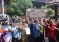 Forkopimda Duduk Bersama Temui Massa, Kapolres Garut Puji Aspirasi yang Disampaikan dengan Tertib (Dok : Humas Polres Garut)