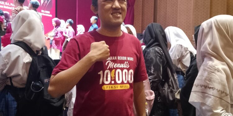 Peluncuran Buku dan Penyerahan Piagam Rekor MURI Penulisan Fiksi Mini Terbanyak