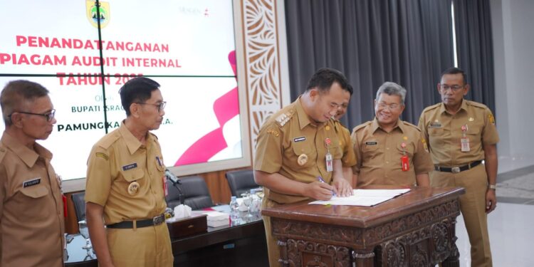 Perkuat Fungsi Pengawasan, Bupati Sigit Tandatangani Internal Audit Charter