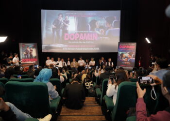 Film Dopamin Merilis Official Trailer & Poster: Saat Pernikahan Angga Yunanda & Shenina Cinnamon Dikejutkan dengan Sekoper Uang dan Mayat Tamu Asing Mengubah Perjalanan Cinta dan Hidup Mereka