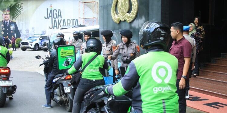 Polda Metro Jaya Bagi-bagi Bansos ke Driver Ojol, Dana Bansos Jadi Sorotan Ketua JMP