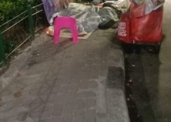 Pedagang Kaki Lima Tidur di Bawah Kolong Flyover Plaza Kalibata