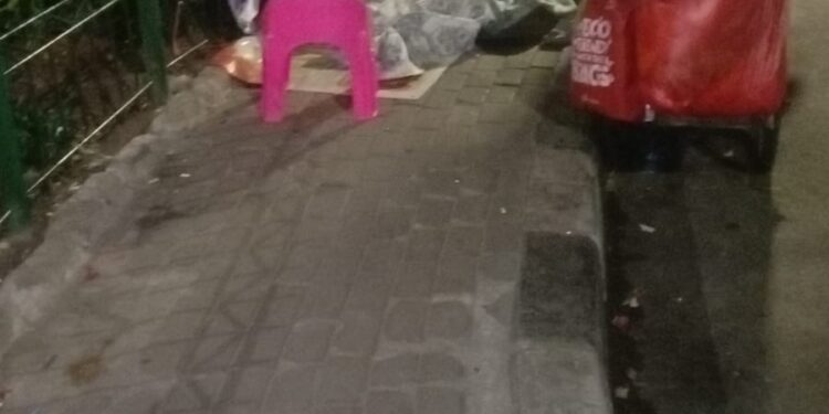Pedagang Kaki Lima Tidur di Bawah Kolong Flyover Plaza Kalibata
