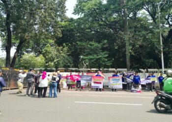 HARGA PAKAN TINGGI DAN MINIMNYA PERLINDUNGAN TERHADAP PETERNAK, PETERNAK AYAM DESAK PEMERINTAH PERHATIKAN KESEJAHTERAAN PETERNAK