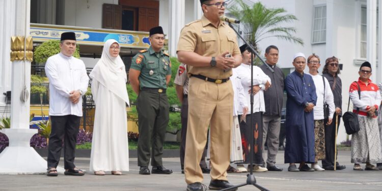 Rangkaian Peringatan Hari Santri, Anna Mariam Fadhilah Melepas Jemaah Ziarah Kubur Pahlawan dan Tokoh Agama