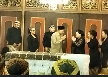 Menteri Kebudayaan Fadli Zon Layat PB XIII di Malam Terakhir Persemayaman