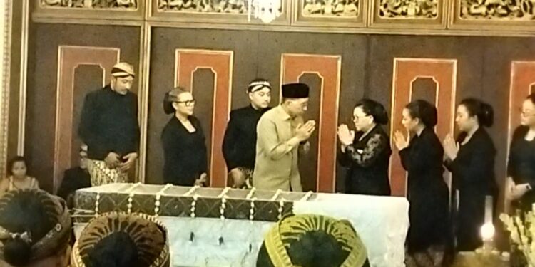 Menteri Kebudayaan Fadli Zon Layat PB XIII di Malam Terakhir Persemayaman