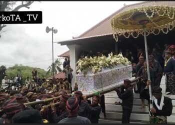 Prosesi Mengangkat Peti Jenazah Raja Keraton Solo di Makam Raja-raja Imogiri