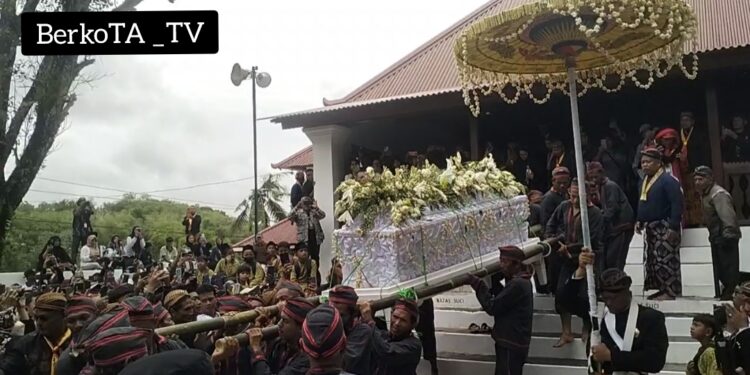 Prosesi Mengangkat Peti Jenazah Raja Keraton Solo di Makam Raja-raja Imogiri 