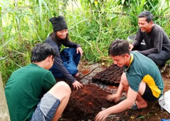 “Pondok di Kampung, Semangat Mendunia: Cerita Inspiratif Abah Tuil dan Santri Al Fiah Nurul Iman”