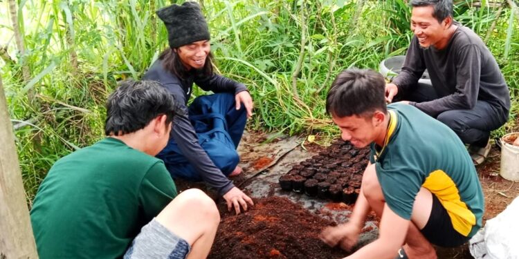 “Pondok di Kampung, Semangat Mendunia: Cerita Inspiratif Abah Tuil dan Santri Al Fiah Nurul Iman”