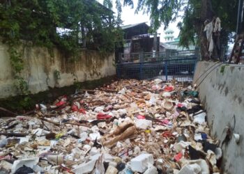 Bau Tak Sedap Tumpukan Sampah Dikeluhkan Warga, DLHK Kota Depok Diduga Lambat Penanganan