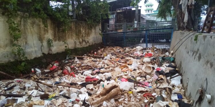 Bau Tak Sedap Tumpukan Sampah Dikeluhkan Warga, DLHK Kota Depok Diduga Lambat Penanganan