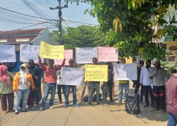 Ahli Waris Unjuk Rasa PLN Ogah Bayar  Tanah