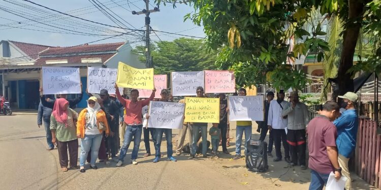 Ahli Waris Unjuk Rasa PLN Ogah Bayar  Tanah