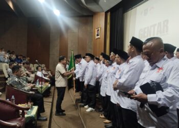 GENTAR  Menggelar Pelantikan Pengurus Periode 2025 – 2030 di Gedung Kemenpora Jakarta   Uklik.net – Jakarta Dewan Pimpinan Pusat Gerakan Anti Krininal Remaja (GENTAR) menggelar pelantikan pengurus periode 2025-2030 di Jakarta, Minggu 23 November 2025, sebagai langkah memperkuat gerakan pembinaan generasi muda nasional.  Acara resmi ini dibuka dengan laporan kepanitiaan dan penyampaian agenda nasional, menegaskan komitmen organisasi dalam pencegahan kriminalitas remaja serta perluasan program pendidikan karakter di seluruh wilayah Indonesia.  Kegiatan menghimpun perwakilan daerah, tokoh sekolah, serta komunitas pemuda yang menyoroti pentingnya sinergi aparat, lembaga pendidikan, dan masyarakat agar pembinaan remaja berjalan konsisten, inklusif, dan terukur.  Hairul Rizal, Ketua Umum DPP GENTAR, Hairul Rizal, SH, menyampaikan bahwa organisasi berdiri dari pengalaman generasi yang pernah melalui masa rawan remaja, sehingga kini merasa berkewajiban memberi perlindungan moral bagi adik-adik.  la menegaskan bahwa pembinaan karakter remaja tidak hanya menyangkut pencegahan kriminalitas, tetapi juga pemulihan solidaritas generasi, penguatan kesadaran hukum, serta penanaman etika sosial sebagai pondasi menuju Generasi Emas 2045.  Dalam penyampaian resminya, Hairul menuturkan bahwa banyak alumni sekolah era 90-an yang kini memilih bersatu untuk mendorong perubahan positif, memastikan generasi muda tidak mengulang kesalahan sejarah masa lalu.  la mengatakan bahwa GENTAR berkomitmen mengawal masa transisi usia remaja yang rentan, mulai 12 hingga 24 tahun, karena fase tersebut menentukan jati diri, karakter, dan arah masa depan generasi penerus.  Menurutnya, refleksi pengalaman hidup harus menjadi energi kebaikan, sehingga masa lalu yang penuh tantangan dapat berubah menjadi kontribusi nyata bagi keselamatan dan perkembangan anak-anak di seluruh wilayah.  Hairul menuturkan bahwa pembinaan pemuda harus dibangun melalui pendekatan kebersamaan, dialog, dan keteladanan, agar nilai moral dan etika dapat diwariskan secara berkelanjutan dalam lingkungan sosial yang semakin kompleks.  la berharap seluruh pengurus baru menjadikan Munas 2025 sebagai momentum memperluas program pendidikan karakter, menguatkan solidaritas antaralumni, serta mempercepat terwujudnya remaja berdaya saing menuju Indonesia Emas 2045.  GENTAR menegaskan bahwa perjalanan membina remaja adalah amanah jangka panjang, sehingga setiap langkah wajib diarahkan untuk menciptakan lingkungan yang aman, sehat, dan penuh peluang bagi generasi penerus bangsa.  GENTAR menutup kegiatan dengan seruan kolaborasi nasional, menegaskan bahwa penguatan moral remaja adalah investasi besar demi masa depan Indonesia yang lebih aman, berdaya, dan berkarakter.