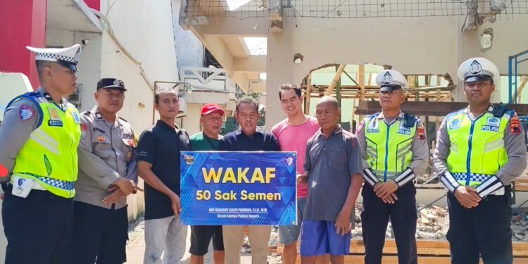 Satlantas Polres Jepara Serahkan Bantuan Puluhan Sak Semen Untuk Masjid Jami’ Al-Muqorrobin