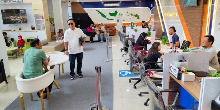 Kakan BPN Depok Kunjungi Warga yang Sedang Urus Surat-Surat, Disambut Antusias