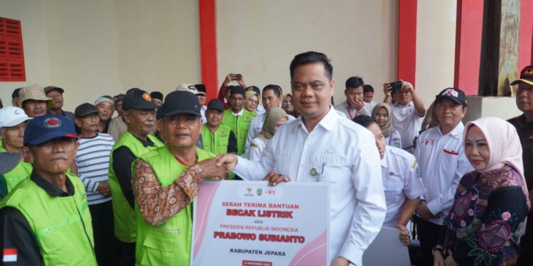 Bupati Jepara Serahkan 100 Becak Listrik Bantuan Presiden Prabowo