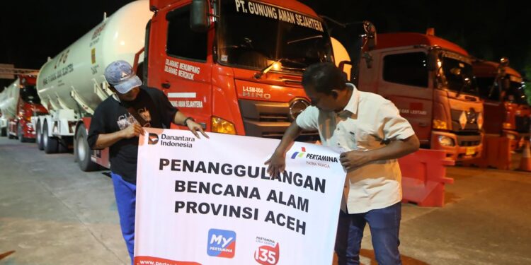 Pertamina Patra Niaga Sumbagut Kirim Tangki Bermuatan LPG dan Mobil Tangki BBM, Menggunakan Kapal