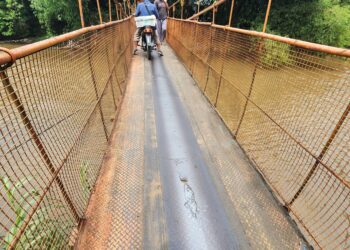 Jembatan Oranye Cipayung–Cilodong Memburuk, Warga Keluhkan Korban Terpeleset dan Minim Perhatian