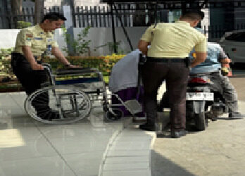 Pelayanan Humanis, Security BRI Bintaro Dampingi Nasabah Pensiunan Lansia Pengguna Kursi Roda