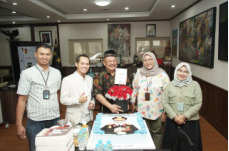 BRI BO Ciputat Berikan Apresiasi pada Hari Ulang Tahun Kalemdiklat Polri Komjen Pol. Prof. Dr. Chryshnanda Dwilaksana, M.Si Ciputat – BRI Branch Office (BO) Ciputat memberikan apresiasi dalam rangka Hari Ulang Tahun Kalemdiklat Polri, Komjen Pol. Prof. Dr. Chryshnanda Dwilaksana, M.Si. Kegiatan ini dilaksanakan pada 3 Desember 2025 sebagai bentuk penghormatan dan apresiasi atas dedikasi beliau dalam pengembangan sumber daya manusia di lingkungan Kepolisian Republik Indonesia. Pemberian apresiasi tersebut dipimpin oleh Catur Wahyu Endra Y selaku Pemimpin Cabang BRI BO Ciputat. Momentum ini menjadi wujud sinergi dan hubungan baik antara BRI dengan institusi Polri, khususnya dalam mendukung pendidikan dan pelatihan aparatur kepolisian. Pemimpin Cabang BRI BO Ciputat, Catur Wahyu Endra Y, menyampaikan ucapan selamat serta doa terbaik. “Kami mengucapkan selamat ulang tahun kepada Bapak Kalemdiklat Polri Komjen Pol. Prof. Dr. Chryshnanda Dwilaksana, M.Si. Semoga senantiasa diberikan kesehatan, kesuksesan, serta terus berkontribusi dalam mencetak SDM Polri yang unggul dan profesional,” ujarnya. BRI BO Ciputat berkomitmen untuk terus menjalin sinergi dan kerja sama yang positif dengan berbagai institusi sebagai bagian dari dukungan terhadap pembangunan sumber daya manusia dan pelayanan kepada masyarakat.