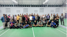 Sambut HUT BRI ke-130, BRI BO Ciputat Gelar Brilian Sportacular Perlombaan Bulutangkis Ciputat – Dalam rangka menyambut Hari Ulang Tahun (HUT) BRI ke-130, BRI Branch Office (BO) Ciputat mengadakan kegiatan Brilian Sportacular berupa perlombaan bulutangkis. Kegiatan ini dilaksanakan pada 5 Desember 2025 dan bertempat di Fit Futsal dan Badminton. Kegiatan olahraga ini dipimpin dan didukung langsung oleh Catur Wahyu Endra Y selaku Pemimpin Cabang BRI BO Ciputat. Brilian Sportacular menjadi ajang untuk mempererat kebersamaan, meningkatkan sportivitas, serta menjaga kebugaran jasmani seluruh pekerja dalam suasana penuh semangat dan kekeluargaan. Pemimpin Cabang BRI BO Ciputat, Catur Wahyu Endra Y, menyampaikan bahwa kegiatan ini merupakan bagian dari rangkaian perayaan HUT BRI ke-130 sekaligus sarana membangun semangat kerja. “Melalui Brilian Sportacular ini, kami ingin menumbuhkan semangat kebersamaan dan sportivitas di antara pekerja. Dengan tubuh yang sehat dan semangat yang kuat, diharapkan kinerja dan pelayanan kepada nasabah semakin optimal,” ujarnya. BRI BO Ciputat berkomitmen untuk terus menghadirkan kegiatan positif yang mendukung kesehatan, kebersamaan, serta budaya kerja yang produktif sejalan dengan semangat transformasi BRI.