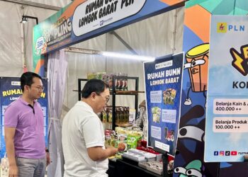 Bank BRI Bersama Kementerian UMKM RI Gelar Koplo Keliling (Kopling) 2025  Cibinong, – PT Bank Rakyat Indonesia (Persero) Tbk berkolaborasi dengan Kementerian Usaha Mikro, Kecil, dan Menengah (UMKM) menggelar kegiatan Koplo Keliling (Kopling) 2025 yang berlangsung di Stadion Pakansari, Cibinong, pada 22–23 November 2025.  Kopling 2025 merupakan kegiatan yang menggabungkan hiburan musik rakyat dengan pemberdayaan UMKM, sekaligus menjadi sarana edukasi dan perluasan akses pembiayaan serta layanan keuangan bagi pelaku usaha mikro dan ultra mikro. Kegiatan ini menjadi bagian dari upaya sinergi antara pemerintah dan perbankan dalam memperkuat ekosistem UMKM nasional.  Acara tersebut dihadiri oleh Senior Vice President (SEVP) Ultra Mikro Bank BRI, Bapak Muhammad Candra Utama, yang menegaskan komitmen BRI dalam mendukung penguatan sektor ultra mikro melalui berbagai program inklusi keuangan. Turut hadir pula Regional Chief Executive Officer (RCEO) BRI Region 7/Jakarta 2,  Suyitno, sebagai perwakilan BRI Region 7/Jakarta 2.  SEVP Ultra Mikro Bank BRI Muhammad Candra Utama menyampaikan bahwa Kopling 2025 menjadi salah satu pendekatan kreatif BRI dalam menjangkau pelaku usaha ultra mikro secara lebih dekat dan inklusif.  “Melalui Koplo Keliling 2025, BRI ingin hadir lebih dekat dengan pelaku UMKM dan ultra mikro. Tidak hanya menghadirkan hiburan, tetapi juga memberikan edukasi serta akses terhadap layanan perbankan dan pembiayaan yang dapat mendorong usaha mereka naik kelas,” ujar Muhammad Candra Utama.  Sementara itu, RCEO BRI Region 7/Jakarta 2 Suyitno menambahkan bahwa kegiatan ini diharapkan dapat meningkatkan literasi keuangan dan memperluas pemanfaatan produk serta layanan BRI di kalangan pelaku UMKM.  “Kegiatan Kopling 2025 menjadi momentum penting untuk memperkuat sinergi antara BRI, Kementerian UMKM, dan masyarakat dalam mendorong pertumbuhan UMKM yang inklusif dan berkelanjutan,” jelas Suyitno.  Melalui kegiatan ini, BRI terus menegaskan perannya sebagai bank yang fokus pada pemberdayaan UMKM dan ultra mikro, sejalan dengan komitmen perseroan dalam mendukung program pemerintah serta mendorong pertumbuhan ekonomi nasional.