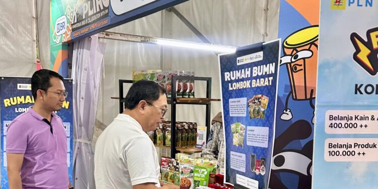 Bank BRI Bersama Kementerian UMKM RI Gelar Koplo Keliling (Kopling) 2025  Cibinong, – PT Bank Rakyat Indonesia (Persero) Tbk berkolaborasi dengan Kementerian Usaha Mikro, Kecil, dan Menengah (UMKM) menggelar kegiatan Koplo Keliling (Kopling) 2025 yang berlangsung di Stadion Pakansari, Cibinong, pada 22–23 November 2025.  Kopling 2025 merupakan kegiatan yang menggabungkan hiburan musik rakyat dengan pemberdayaan UMKM, sekaligus menjadi sarana edukasi dan perluasan akses pembiayaan serta layanan keuangan bagi pelaku usaha mikro dan ultra mikro. Kegiatan ini menjadi bagian dari upaya sinergi antara pemerintah dan perbankan dalam memperkuat ekosistem UMKM nasional.  Acara tersebut dihadiri oleh Senior Vice President (SEVP) Ultra Mikro Bank BRI, Bapak Muhammad Candra Utama, yang menegaskan komitmen BRI dalam mendukung penguatan sektor ultra mikro melalui berbagai program inklusi keuangan. Turut hadir pula Regional Chief Executive Officer (RCEO) BRI Region 7/Jakarta 2,  Suyitno, sebagai perwakilan BRI Region 7/Jakarta 2.  SEVP Ultra Mikro Bank BRI Muhammad Candra Utama menyampaikan bahwa Kopling 2025 menjadi salah satu pendekatan kreatif BRI dalam menjangkau pelaku usaha ultra mikro secara lebih dekat dan inklusif.  “Melalui Koplo Keliling 2025, BRI ingin hadir lebih dekat dengan pelaku UMKM dan ultra mikro. Tidak hanya menghadirkan hiburan, tetapi juga memberikan edukasi serta akses terhadap layanan perbankan dan pembiayaan yang dapat mendorong usaha mereka naik kelas,” ujar Muhammad Candra Utama.  Sementara itu, RCEO BRI Region 7/Jakarta 2 Suyitno menambahkan bahwa kegiatan ini diharapkan dapat meningkatkan literasi keuangan dan memperluas pemanfaatan produk serta layanan BRI di kalangan pelaku UMKM.  “Kegiatan Kopling 2025 menjadi momentum penting untuk memperkuat sinergi antara BRI, Kementerian UMKM, dan masyarakat dalam mendorong pertumbuhan UMKM yang inklusif dan berkelanjutan,” jelas Suyitno.  Melalui kegiatan ini, BRI terus menegaskan perannya sebagai bank yang fokus pada pemberdayaan UMKM dan ultra mikro, sejalan dengan komitmen perseroan dalam mendukung program pemerintah serta mendorong pertumbuhan ekonomi nasional.