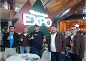 BRI Bintaro Lakukan Akuisisi Nasabah pada Pameran Perumahan Jaya Real Property di Bintaro Xchange Bintaro – BRI Cabang Bintaro mengadakan kegiatan akuisisi nasabah pada pameran perumahan yang diselenggarakan oleh Jaya Real Property di Bintaro Xchange, pada 07 Desember 2025. Kegiatan ini merupakan bagian dari strategi BRI Bintaro dalam memperluas pangsa pasar serta meningkatkan penyaluran kredit, khususnya di sektor pembiayaan perumahan. Dalam pameran tersebut, BRI Bintaro aktif menawarkan berbagai produk dan layanan perbankan, dengan fokus utama pada Kredit Pemilikan Rumah (KPR). Pengunjung pameran mendapatkan kesempatan untuk memperoleh informasi secara langsung terkait skema pembiayaan, kemudahan proses, serta berbagai program menarik yang ditawarkan BRI. Pimpinan Cabang BRI Bintaro, Mahmuddin, menyampaikan bahwa keikutsertaan BRI dalam pameran perumahan ini menjadi langkah strategis untuk menjangkau calon nasabah potensial sekaligus memperkuat kerja sama dengan pihak pengembang. “Melalui kegiatan ini, kami berharap dapat meningkatkan penyaluran KPR serta memperluas akuisisi nasabah baru. Pameran perumahan menjadi sarana yang efektif untuk mempertemukan kebutuhan masyarakat akan hunian dengan solusi pembiayaan yang kompetitif dari BRI,” ujar Mahmuddin. Ia menambahkan, sinergi dengan pengembang seperti Jaya Real Property diharapkan dapat memberikan nilai tambah bagi masyarakat dalam mewujudkan kepemilikan rumah yang terjangkau dan mudah. Dengan adanya kegiatan akuisisi ini, BRI Cabang Bintaro optimistis dapat terus meningkatkan kinerja pembiayaan perumahan, memperkuat kemitraan strategis, serta menghadirkan layanan perbankan yang relevan dan solutif bagi masyarakat.