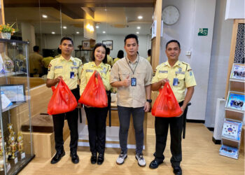 BRI Kebon Jeruk Salurkan Sembako sebagai Bentuk Apresiasi kepada Petugas Keamanan