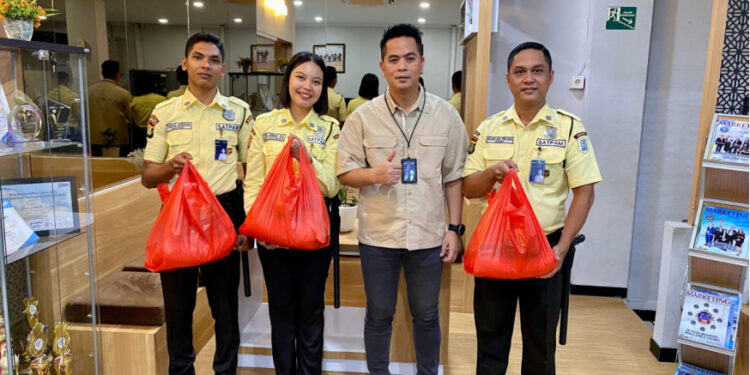 BRI Kebon Jeruk Salurkan Sembako sebagai Bentuk Apresiasi kepada Petugas Keamanan