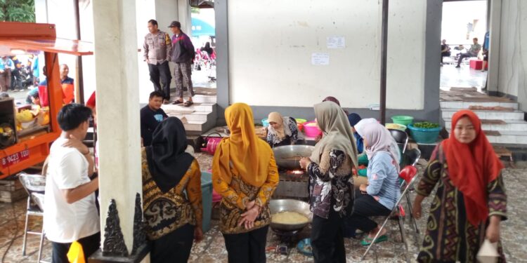 Pendopo Kecamatan Kalinyamatan Jepara Menjadi Titik Sentral Dapur Umum Bencana di Tiga Kecamatan
