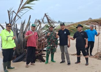 Koramil 07/ Bangsri Bersihkan Pantai dan Pantau Kondisi Lingkungan Pesisir.