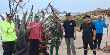 Koramil 07/ Bangsri Bersihkan Pantai dan Pantau Kondisi Lingkungan Pesisir.
